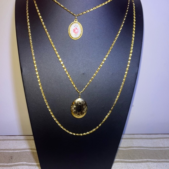 Vintage Goldette 3 chain gold tone cameo locket necklace - Picture 2 of 11
